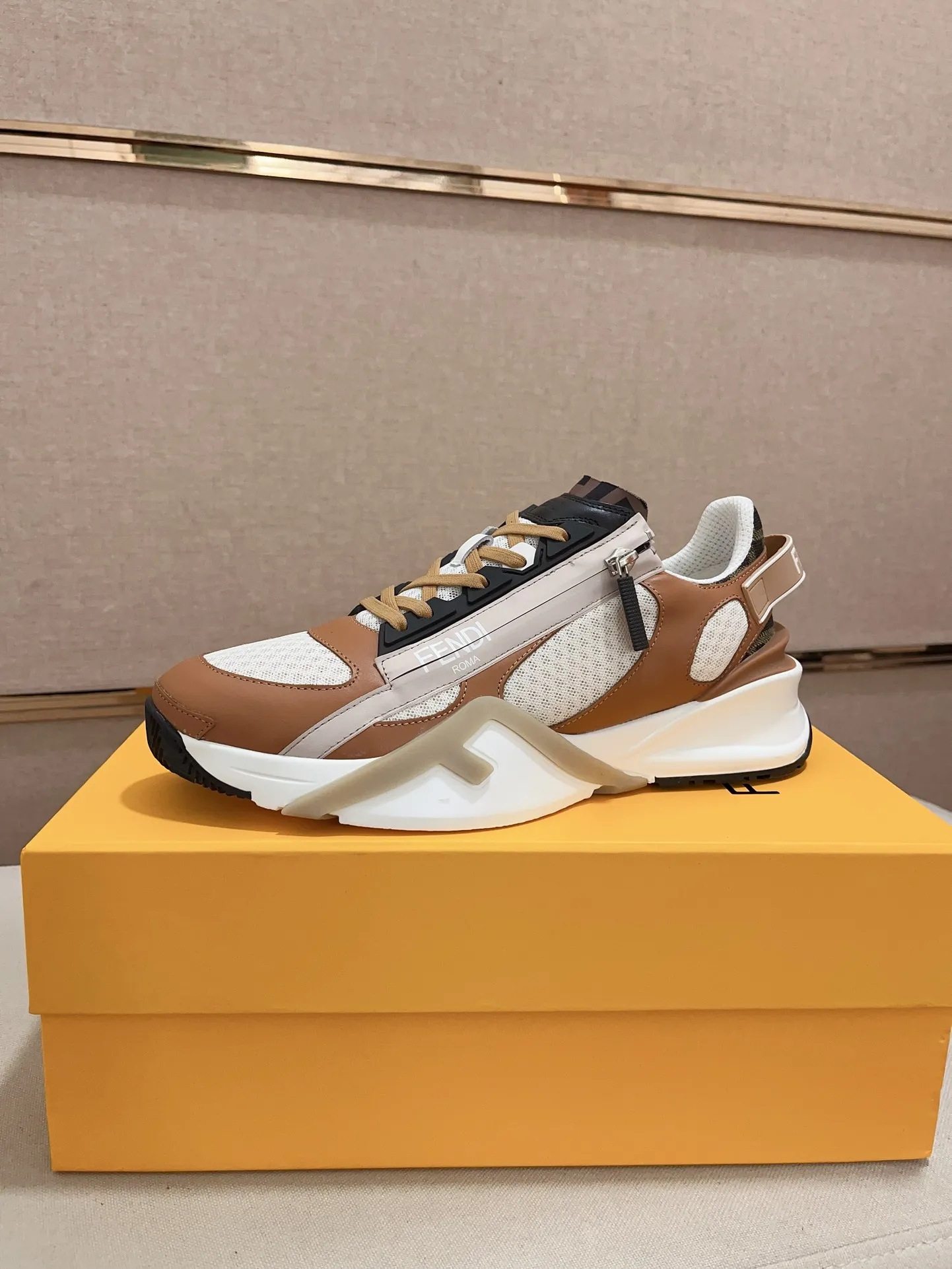 Men's shoes💰: 540💰(Higher version) [Fendi] Fendi's latest casual shoes for men! Available at counters simultaneously! A one-to-one replica of the original. Made entirely of imported top-grain calfskin, the interior is made of top-grain water-dyed cowhide, and the original factory-supplied rubber outsole. Leading new fashion concepts. Matching code: 38-44. 45 can be customized and non-returnable!